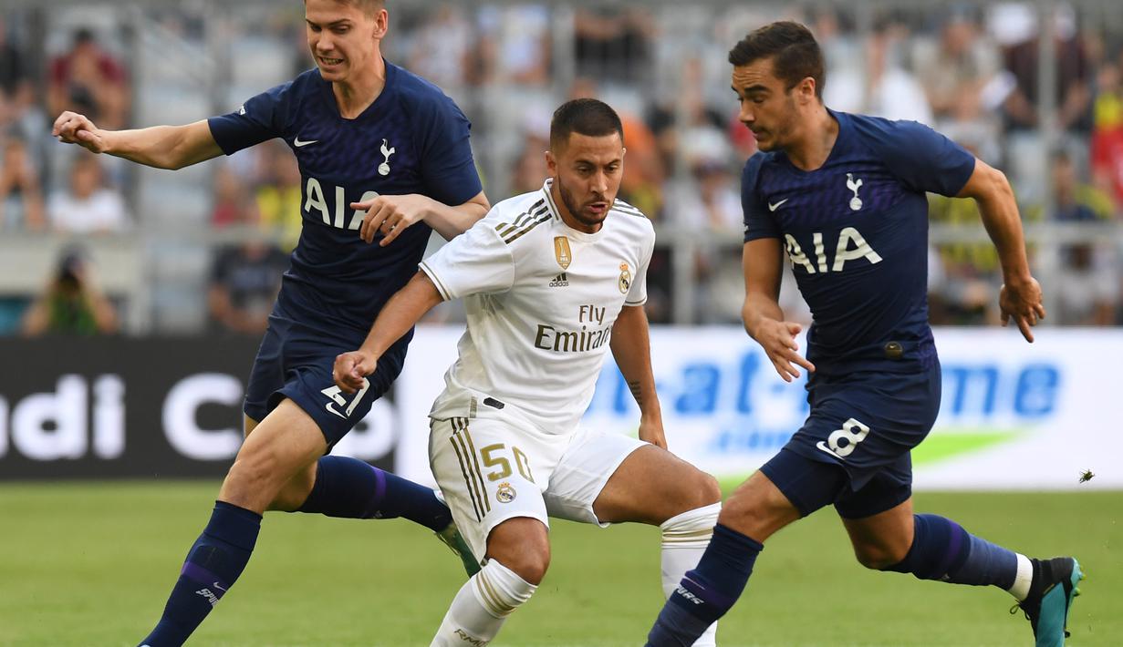 7. Eden Hazard - Real Madrid rela merogoh kocek hingga 100 juta euro demi mendatangkan Hazard dari Chelsea. (AFP/Christof Stache)