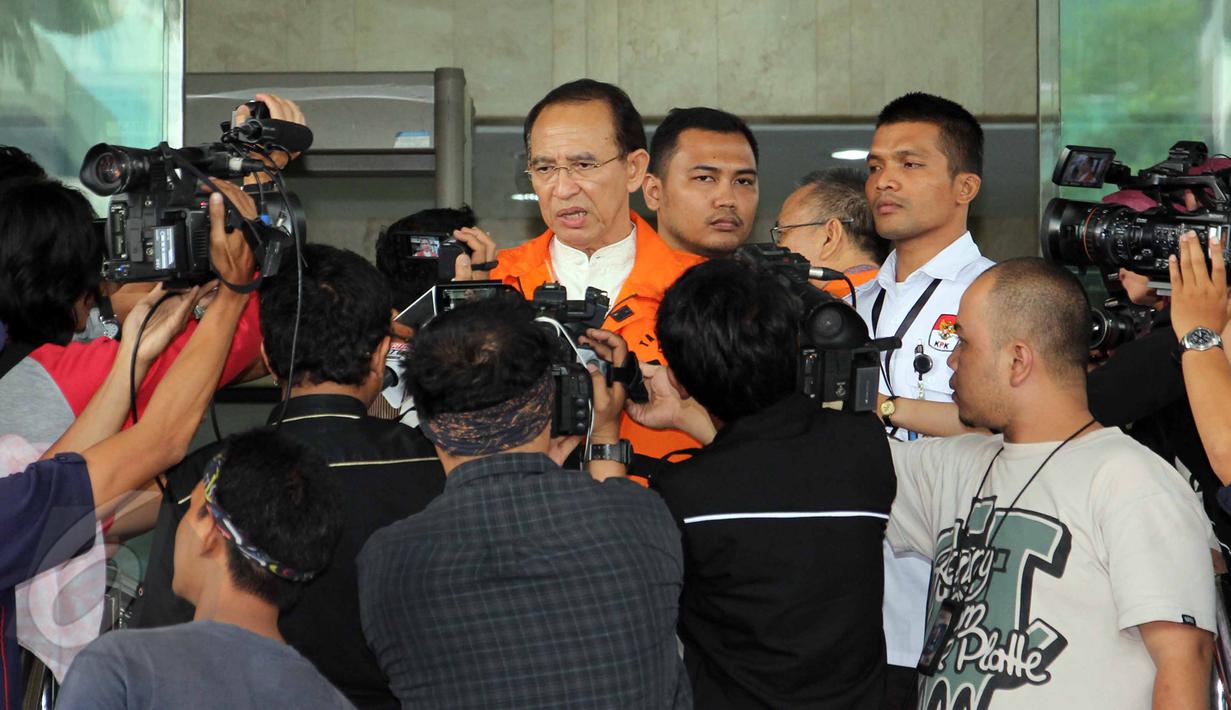 Mantan Menteri Agama Suryadharma Ali (SDA) memenuhi panggilan KPK, Jakarta, Senin (8/6/2015). SDA kembali diperiksa dalam kapasitasnya sebagai tersangka tindak pidana korupsi penyelenggaraan ibadah haji.  (Liputan6.com/Helmi Afandi)