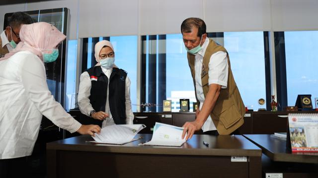 Kepala Badan POM RI, Penny K. Lukito dan Letnan Jenderal Doni Monardo selaku Ketua Gugus Tugas Percepatan Penanganan COVID-19.