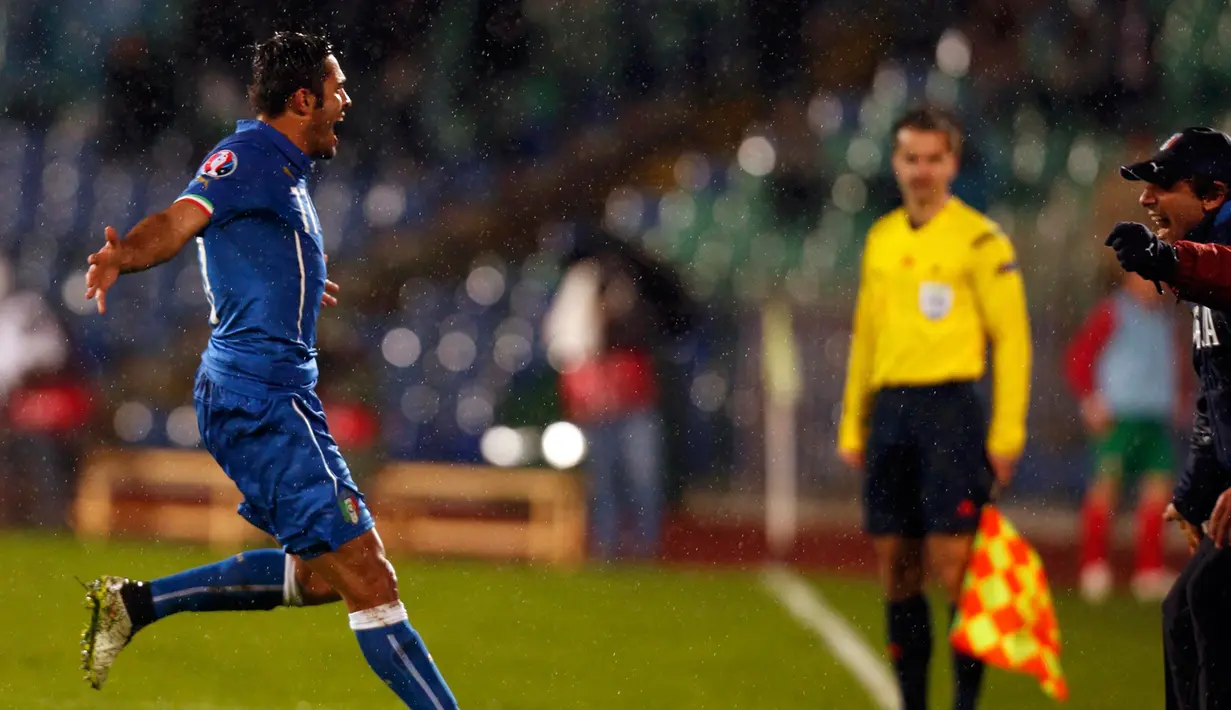 Penyerang Italia, Eder merayakan selebrasi usai mencetak gol bersama pelatih italia Antonio Conte pada kualifikasi Piala Eropa 2016 di Stadion Nasional Vasil Levski, Minggu (29/3/2015). Italia bermain imbang 2-2 melawan Bulgaria. (REUTERS/Stoyan Nenov)
