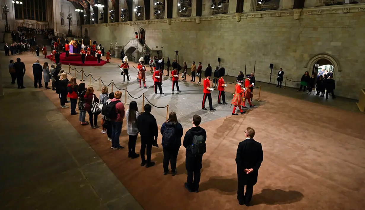 Warga memberikan penghormatan kepada jenazah Ratu Elizabeth II di Westminster Hall, Istana Westminster, London, Inggris, 14 September 2022. Ratu Elizabeth II akan dimakamkan pada Senin, 19 September 2022. (Ben Stansall/Pool Photo via AP)