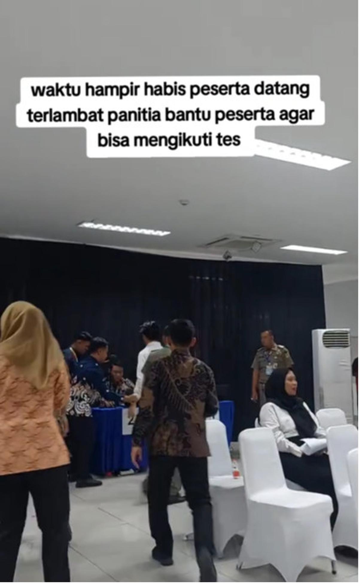 Momen Panitia Kompak Bantu Peserta yang Hampir Terlambat Masuk ke Ruangan Tes CPNS, Aksinya Banjir Pujian Warganet