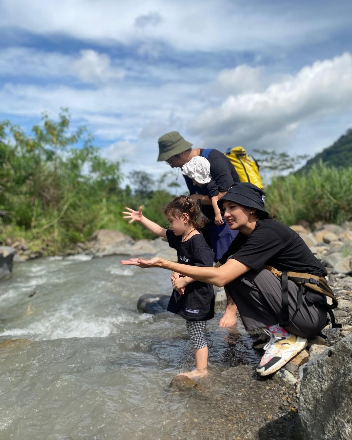 Potret Nadine Chandrawinata Ajak 2 Anaknya ke Curug, Kompak Sama Dimas Anggara