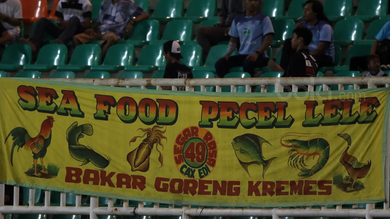 Persela Lamongan, PS TNI, Liga 1 2017, Spanduk Pecel Lele, Bola.com