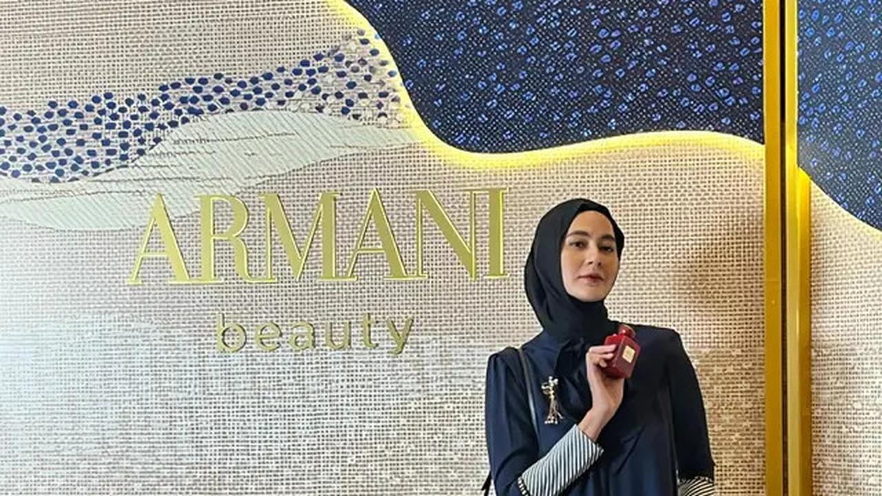 Paula Verhoeven Tampil Anggun dengan Hijab dan Gaun Navy di Acara Kecantikan Eksklusif