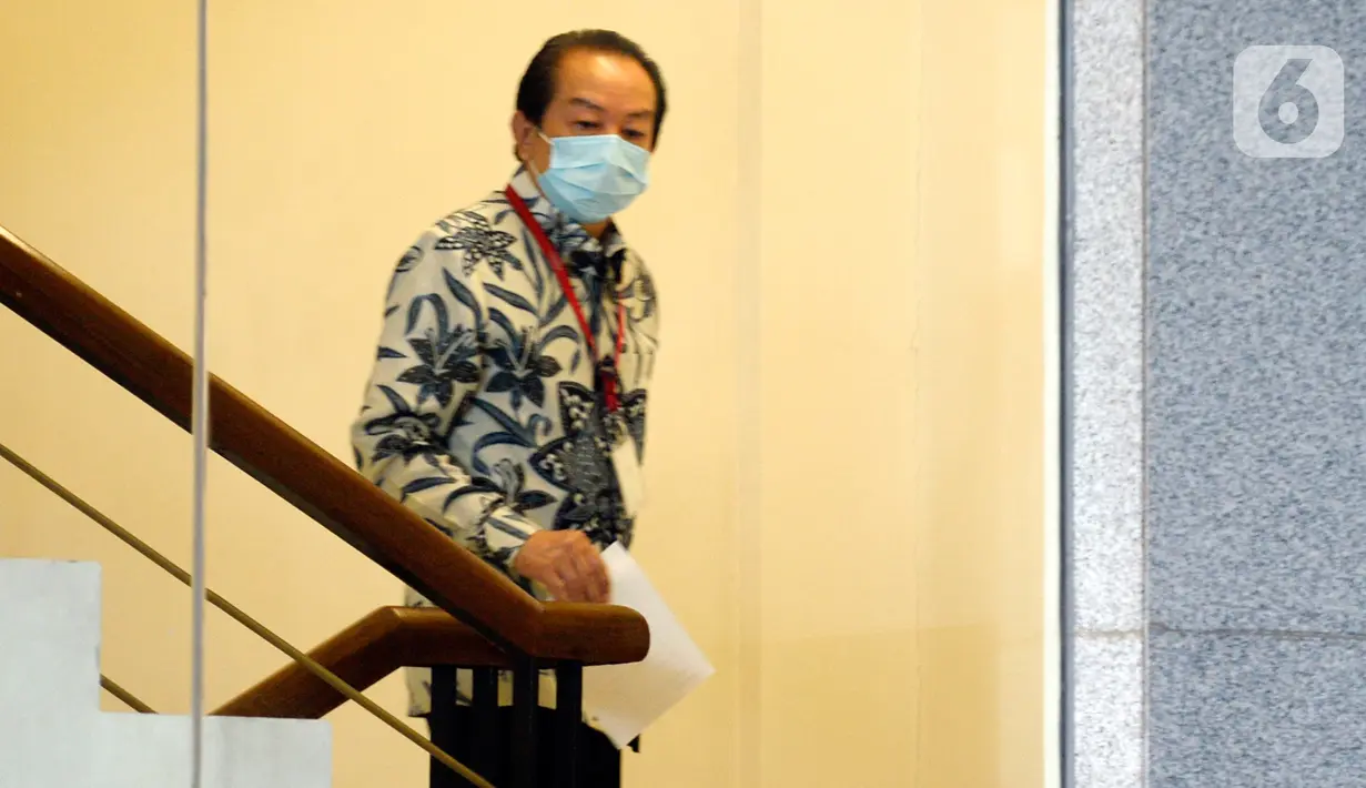 Advokat, Hardja Karsana Kosasih menunggu akan menjalani pemeriksaan di Gedung KPK, Jakarta, Rabu (20/5/2020). Hardja diperiksa sebagai saksi untuk menelusuri aset-aset tersangka mantan Sekretaris Mahkamah Agung (MA), Nurhadi. (merdeka.com/Dwi Narwoko)