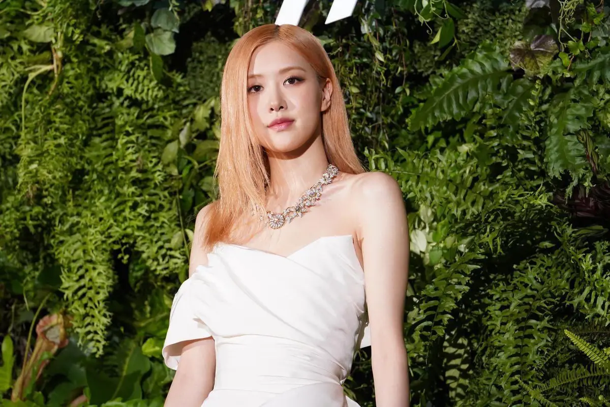 Rose BLACKPINK Tampil Elegan Bergaun Putih di Acara Tiffany & Co, Kalung Rp31 Miliar Curi Perhatian