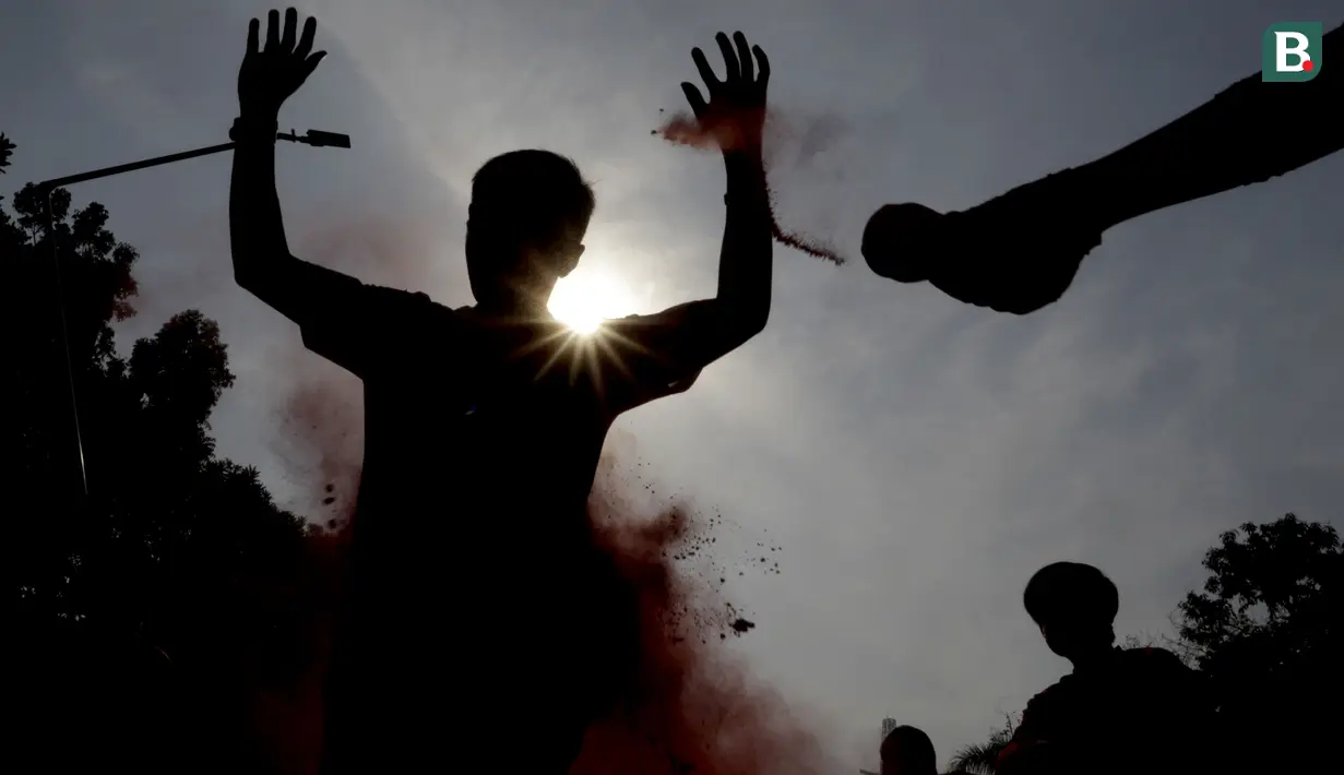 Sukacita para peserta The Color Run presented by CIMB Niaga yang digelar di Senayan, Jakarta pada Minggu (16/9/2018). Hero Tour diangkat menjadi tema The Color Run pada tahun 2018 ini dan sudah memasuki gelaran yang kelima. (Bola.com/Peksi Cahyo)
