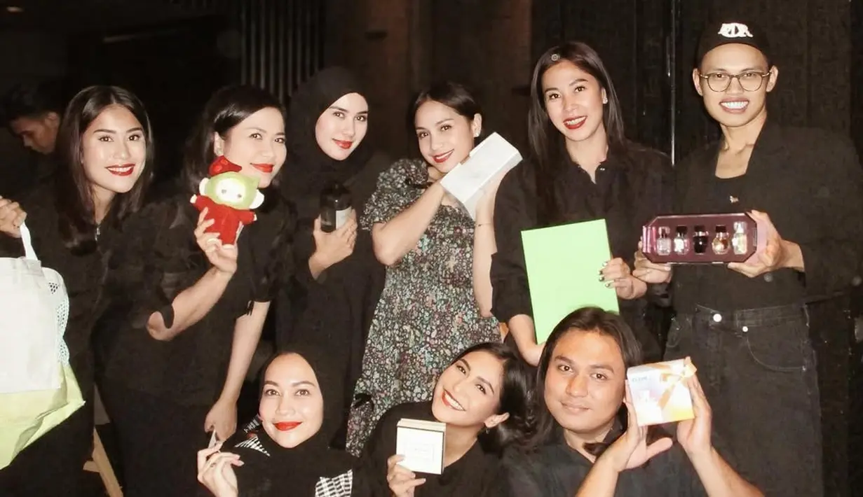 Jelang akhir tahun, Nagita Slavina beserta keluarga dan kerabat terdekatnya adakan dinner bersama. Acara makan malam itu dihadiri Syahnasz Sadiqah, Gya Sadiqah, Caca Tengker, Marlene Hariman, Wanda Hara, hingga Keanu. [@syahnasz]