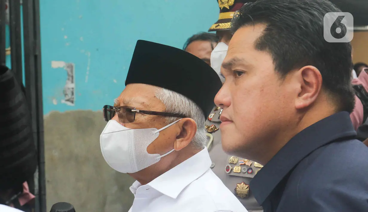 Wakil Presiden Ma’ruf Amin didampingi oleh Menteri BUMN Erick Thohir meninjau lokasi kebakaran Depo Pertamina Plumpang, Jakarta Utara, Sabtu (4/3/2023). (Liputan6.com/Herman Zakharia)