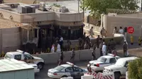 Konsulat AS di Jeddah sesaat setelah terjadi serangan pada 2004 (AFP)