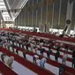 Umat Muslim sholat di Masjid Agung Faisal pada awal Itikaf, di sebuah masjid untuk pria selama bulan suci Ramadhan di Islamabad (3/5/2021). Umat Muslim melakukan Itikaf 10 hari terakhir bulan Ramadhan, dalam rangka meraih malam kemuliaan atau Lailatul Qadar. (AFP/Aamir Qureshi)