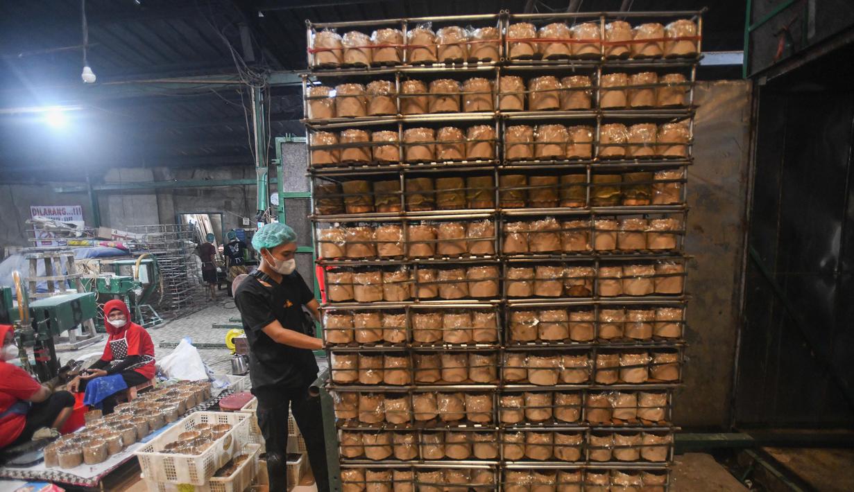 Bentuknya yang bundar dan tekstur kenyal serta lengket melambangkan pengharapan agar keluarga besar selalu bersatu, rukun, dan lekat satu sama lain. (merdeka.com/Arie Basuki)