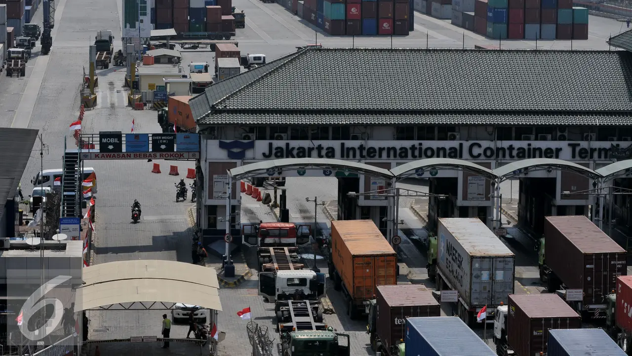20150728-Truk Peti Kemas Tertahan di Gerbang JICT-Jakarta