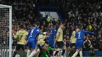 Momen gol bunuh diri Jules Kounde dalam laga Liga Champions antara Chelsea vs Barcelona, Rabu (26/11/2025). (AP Photo/Kin Cheung)
