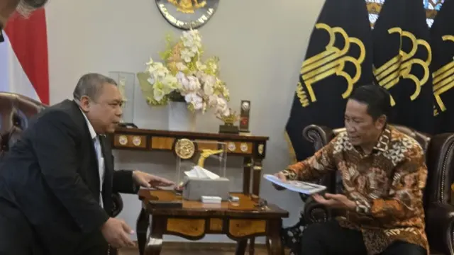 Ketua Umum IKA PMII Fathan Subchi bersama Menteri Hukum Suparman Andi Agtas, di Kompleks Kemenkum, Kuningan, Jakarta, Jumat (11/3/2025) (Istimewa)