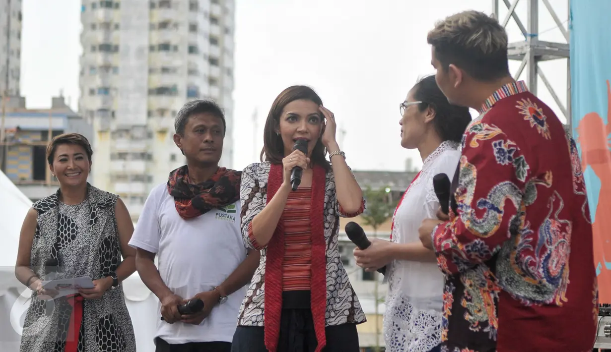 Najwa Shihab dan para pegiat pendidikan lintas profesi saat acara Pesta Pendidikan dalam rangka memperingati Hari Pendidikan Nasional di RPTRA Kalijodo, Jakarta, Selasa (2/5). Sebanyak 250 komunitas ikut meramaikan acara ini. (Liputan6.com/Yoppy Renato)