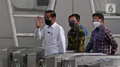 Presiden Joko Widodo (kiri) didampingi Menteri Kesehatan Budi Gunadi Sadikin (kanan) dan Gubernur Jawa Barat Ridwan Kamil serta Wali Kota Bogor Bima Arya saat meninjau vaksinasi COVID-19 di Stasiun Bogor, Jawa Barat, Kamis (17/6/2021). (Liputan6.com/Herman Zakharia)