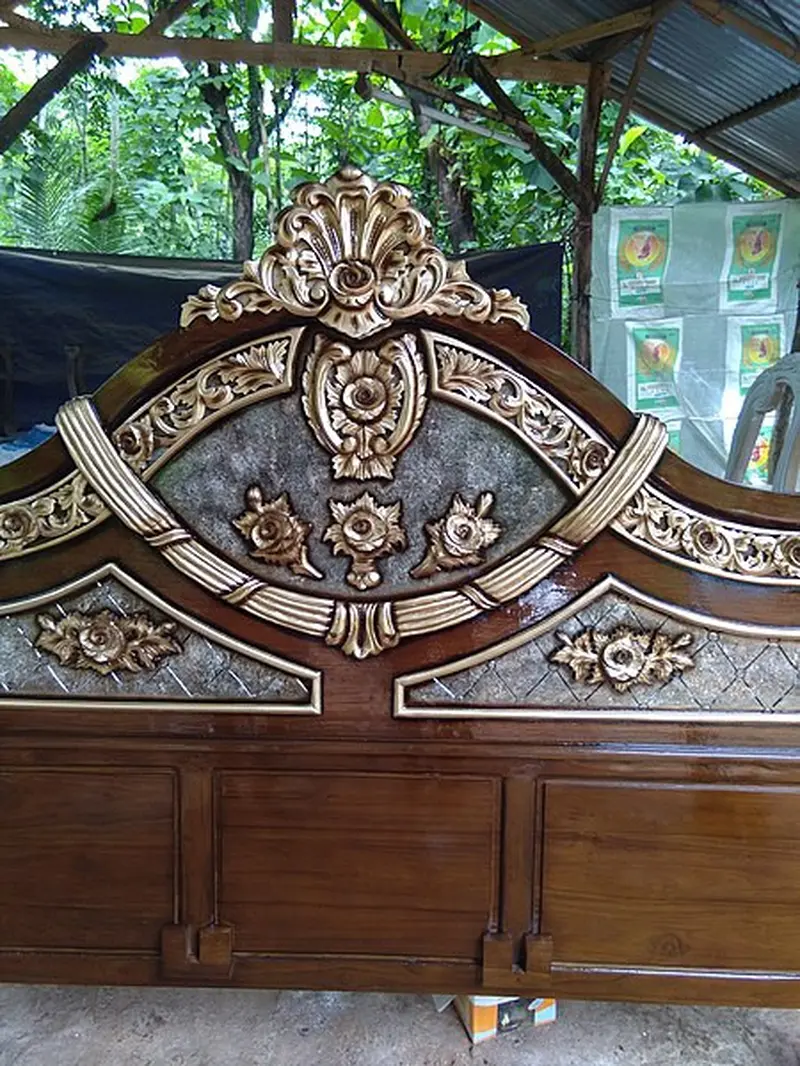 Tempat tidur ukiran Jepara