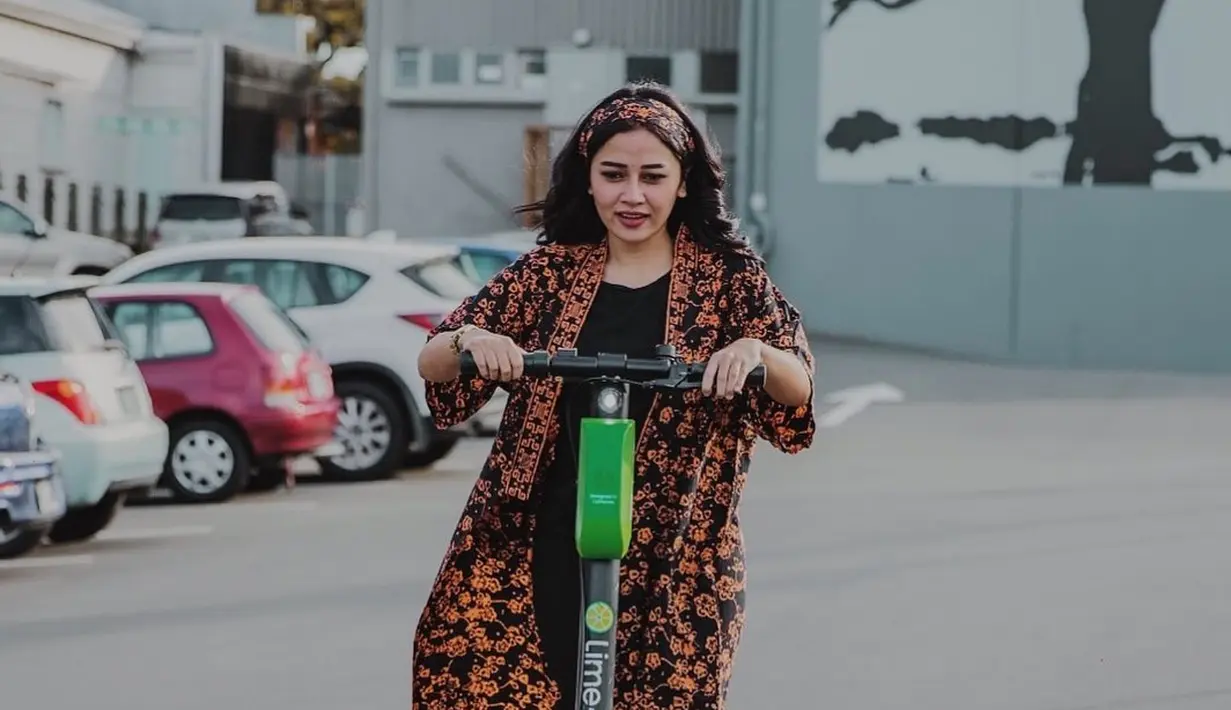 Dalam unggahan akun Instagram miliknya, Mutia Ayu juga terlihat sering travelling. Salah satunya saat mencoba mengendarai skuter ketika di New Zealand. (Liputan6.com/IG/@mutia_ayuu)