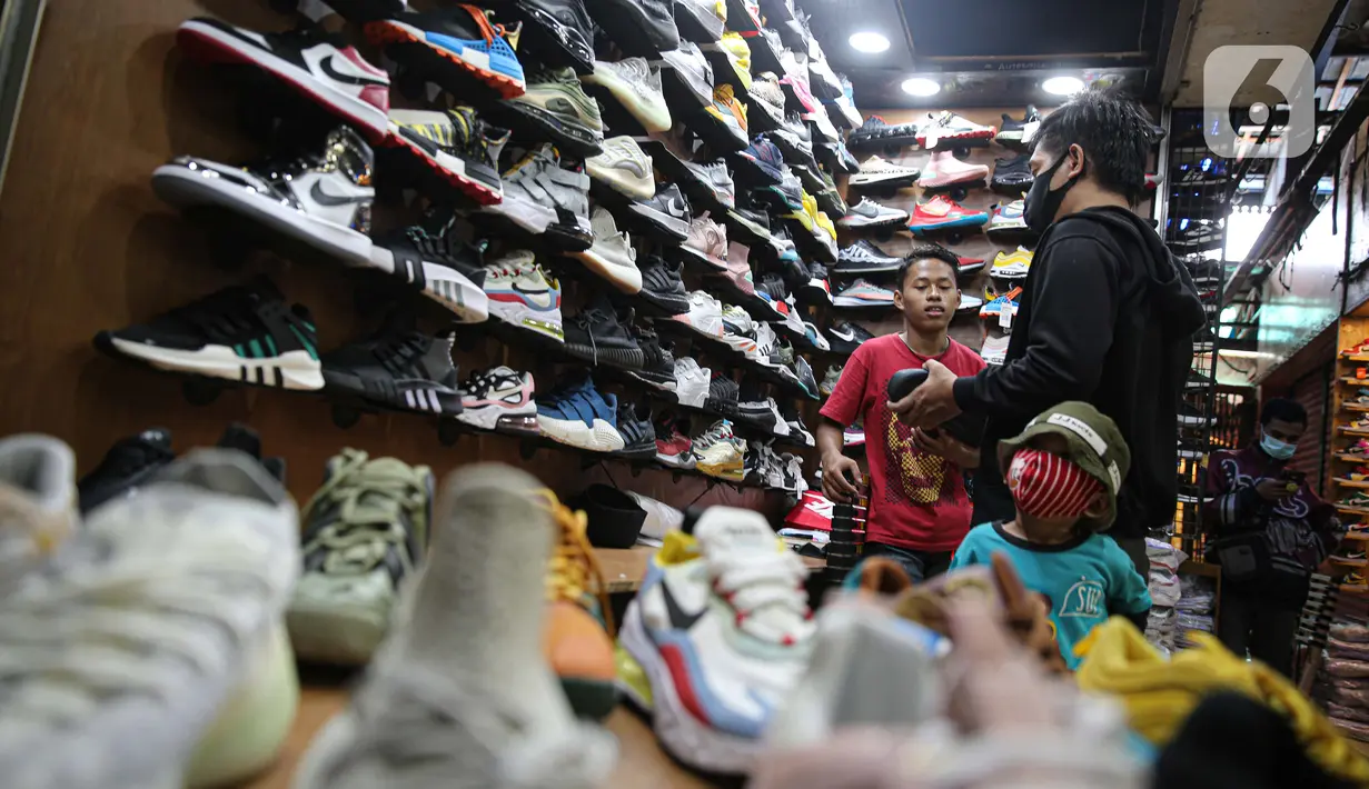 Penjual melayani calon konsumen sepatu impor dari Vietnam dan China di salah satu toko sepatu di Jakarta, Selasa (1/9/2020). Kementerian Perdagangan memperketat prosedur impor produk alas kaki dan barang konsumsi lainnya melalui Peraturan Menteri Perdagangan No. 68/2020. (Liputan6.com/Faizal Fanani)