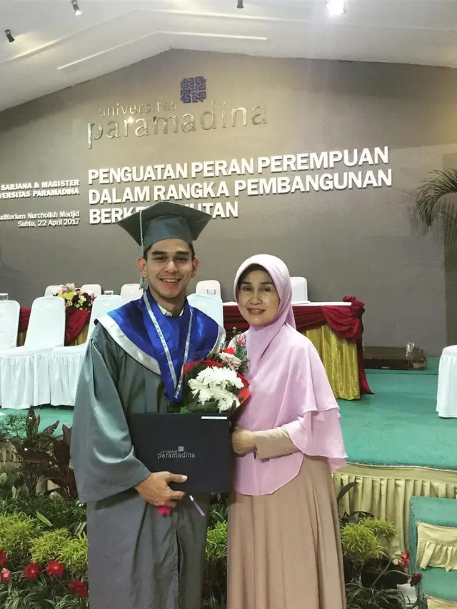 Jarang Terekspos, Ini 6 Potret Ibunda Rangga Azof yang Awet Muda