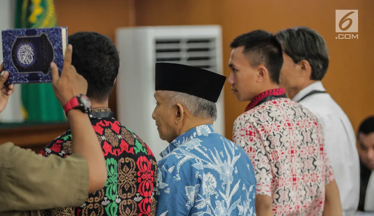 Ketua Dewan Kehormatan Partai Amanat Nasional (PAN), Amien Rais saat disumpah menjadi saksi dalam persidangan kasus berita bohong atau hoaks dengan terdakwa Ratna Sarumpaet di Pengadilan Negeri Jakarta Selatan, Kamis (4/4). Sidang kali ini beragendakan pemeriksaan saksi. (Liputan6.com/Faizal Fanani)