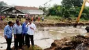 Jokowi bersama Dinas Pekerjaan Umum DKI Jakarta memantau pembangunan waduk Kampung Rambutan di Ciracas, Jakarta Timur. (Liputan6.com/Andrian M Tunay).