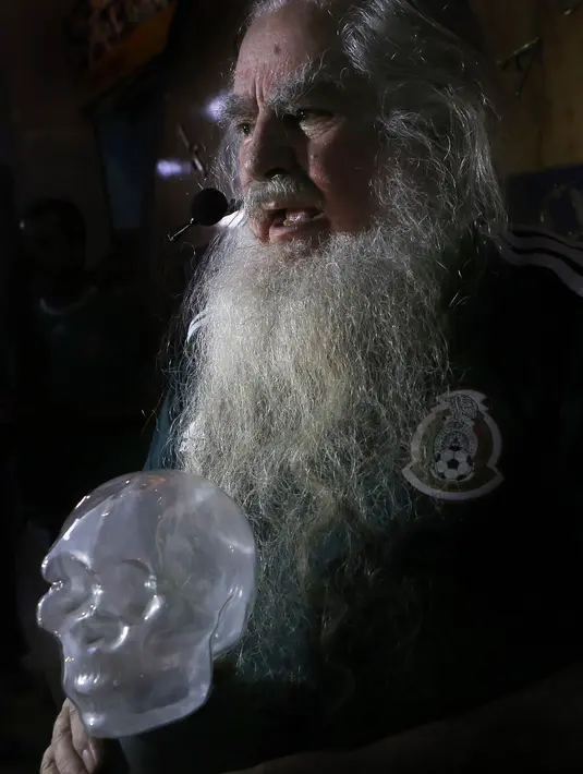 Peramal asal Meksiko, Antonio Vazquez, membaca mantra saat melakukan ritual di Meksiko City, Rabu (13/6/2018). Ritual tersebut dilakukan agar Timnas Meksiko sukses di Piala Dunia 2018. (AP/Marco Ugarte)