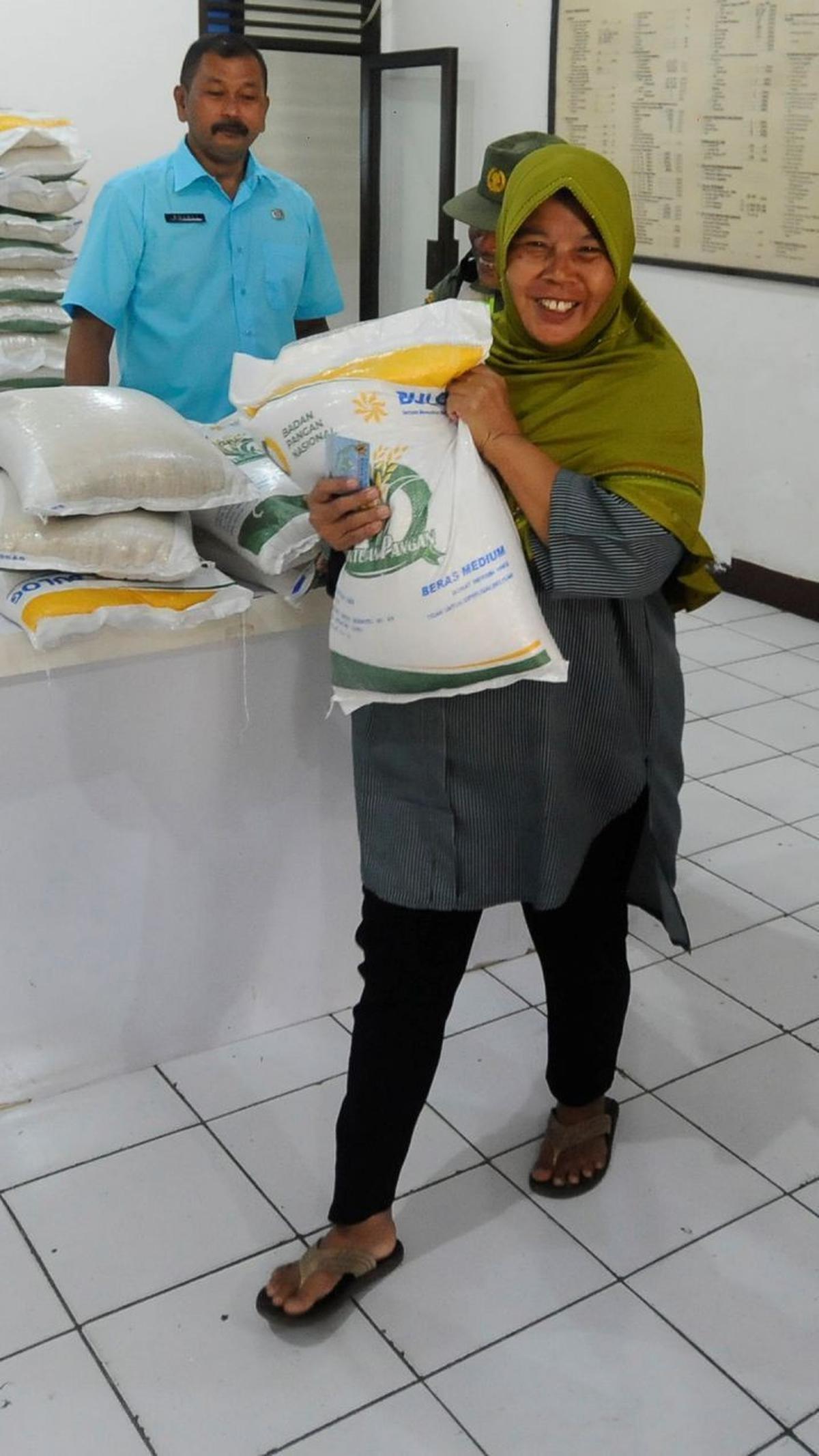 Dengan bantuan ini juga diharapkan dapat menjaga daya beli masyarakat.