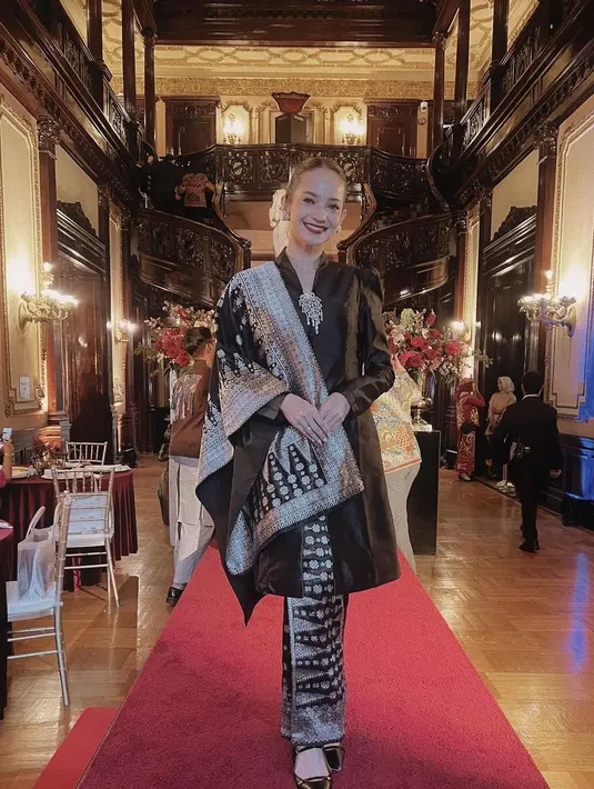 Dengan songket hitam serta aksesori pemanis yang sempurna, penampilan Enzy begitu megah dalam balutan wastra nusantara. [Foto: Instagram/ Enzy Storia]