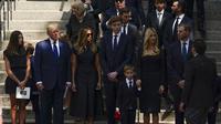 Eks Presiden AS Donald Trump, Melania Trump, Barron Trump, Jared Kushner, Ivanka Trump, Donald Trump Jr. dan Eric Trump di Gereja Katolik Roma St. Vincent Ferrer saat pemakaman Ivana Trump, Rabu, 20 Juli 2022, di New York. (AP Photo/Julia Nikhinson)
