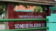 Sutrisno diduga telah memukul korban dengan bambu saat pelajaran di dalam kelas.