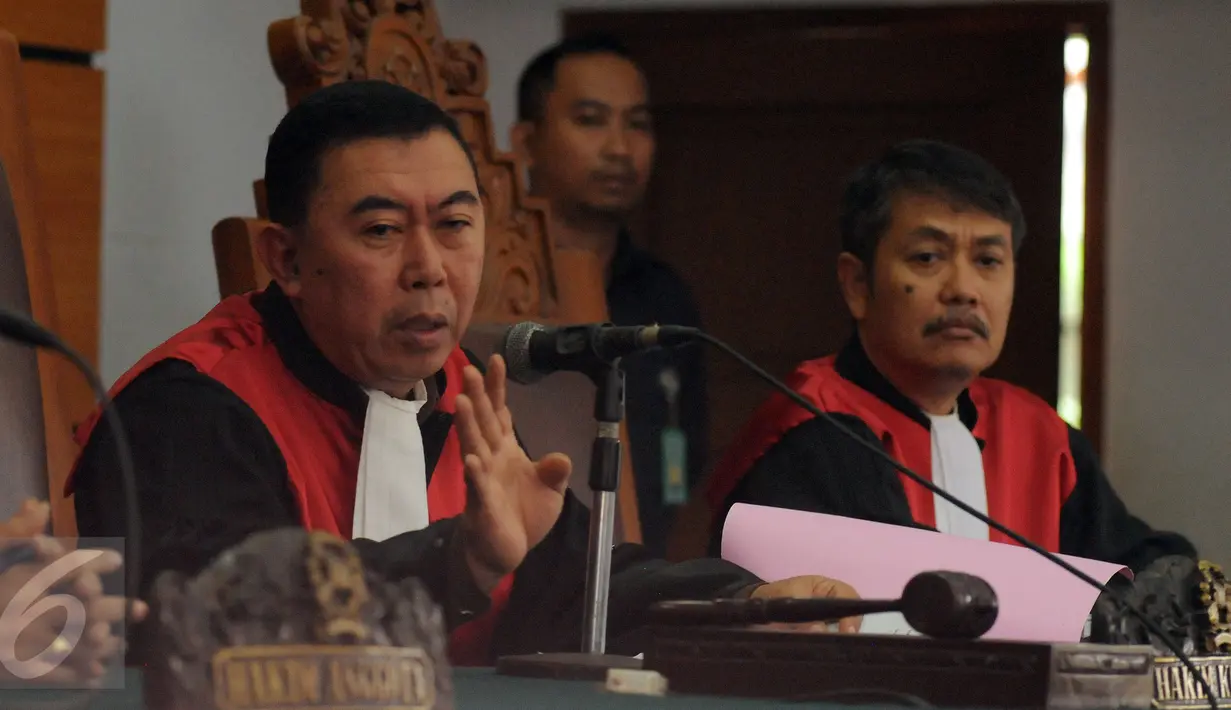 Hakim Ketua, Achmad Rivai (kiri) membaca putusan sidang lanjutan permohonan PK kasus Abu Bakar Baasyir di PN Jakarta Selatan, Selasa (1/12/2015). Majelis memutuskan pemeriksaan permohonan PK dilimpahkan ke PN Cilacap. (Liputan6.com/Helmi Fithriansyah)