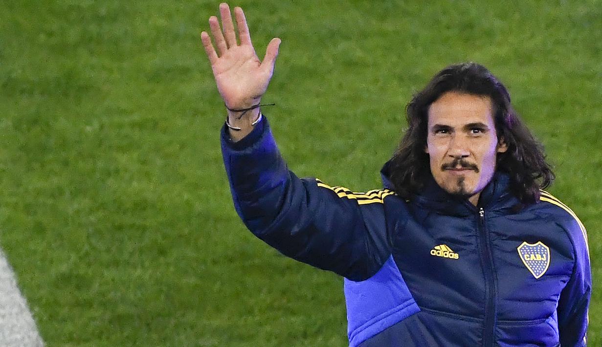 Bintang Uruguay, Edinson Cavani melambaikan tangan ke penonton saat perkenalannnya sebagai pemain baru Boca Juniors di Stadion La Bombonera, Argentina, Senin (31/07/2023) waktu setempat. (AP Photo/Gustavo Garello)