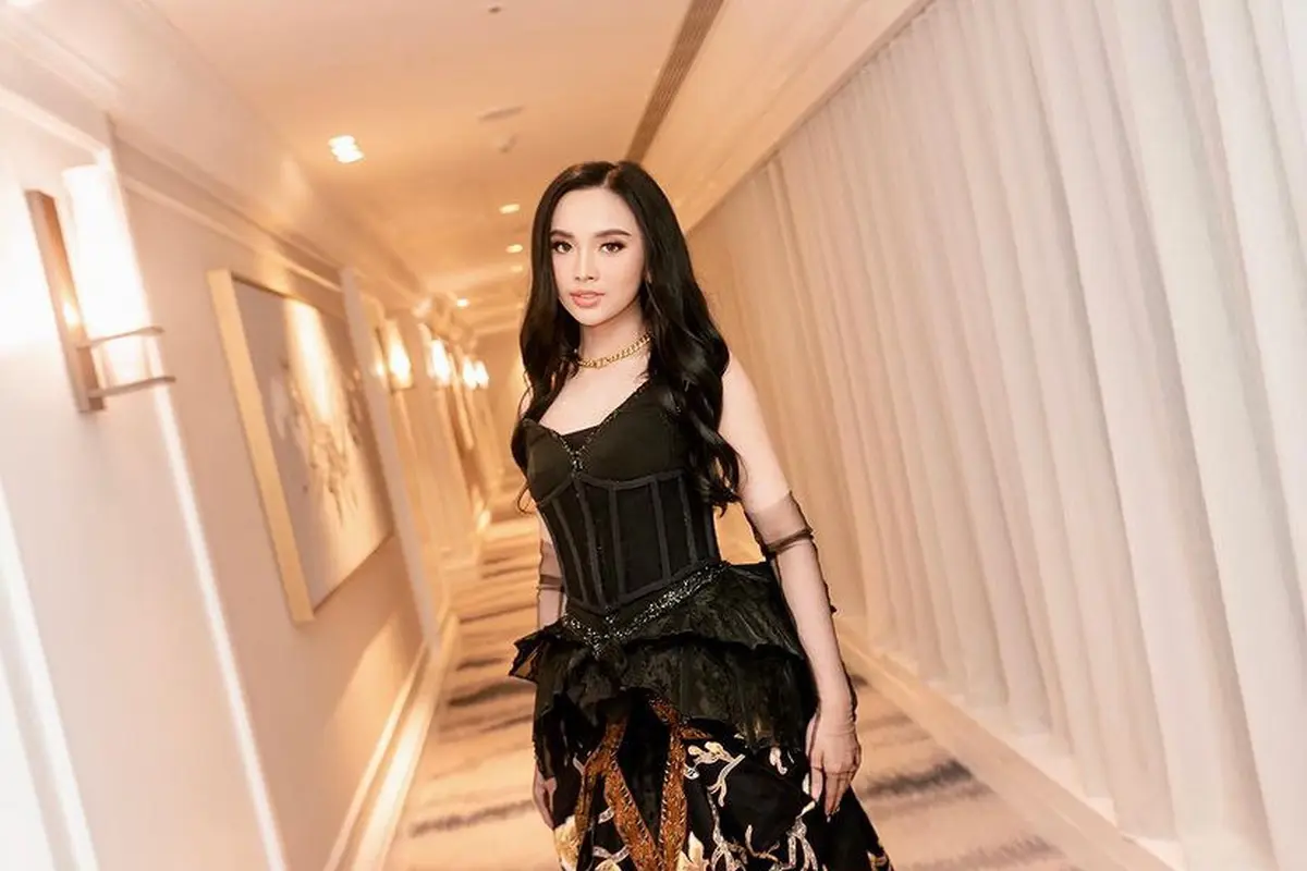 Lyodra Ginting di Atas Panggung Kenakan Batik Modern