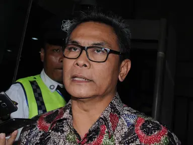 Jubir Presiden Joko Widodo, Johan Budi mendatangi gedung KPK, Jakarta, Jumat (11/11). Kedatangan Johan untuk menghadiri acara ulang tahun wadah pegawai KPK. (Liputan6.com/Helmi Afandi)