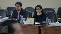 Ketua Pansus Rieke Dyah Pitaloka dan wakil ketua Pansus Pelindo II, Aziz Syamsudin saat berdiskusi di ruang rapat Gedung BPK, Jakarta, Senin (16/11). Pansus DPR RI meminta BPK mengaudit investigasi Pelindo II. (Liputan6.com/Faizal Fanani)