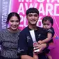 Ricky Harun berpose bersama istri, Herfiza Novianti dan putrinya, Mikaila Akyza Pratama. Ricky Harun raih penghargaan Gorgeus Dad di Infotainment Awards 2016. [Foto: Herman Zakharia/Liputan6.com]