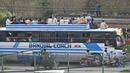 Selama tradisi ini, transportasi umum dan jalan-jalan di Pakistan juga penuh dengan penduduk yang mudik. (Photo by Arif Ali / AFP)