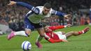 Pemain Tottenham Hotspur, Pedro Porro (kiri) berebut bola dengan pemain Nottingham Forest, Morgan Gibbs-White dalam laga lanjutan Liga Inggris 2024/2025 di Tottenham Hotspur Stadium, London, Inggris, Selasa (22/04/2025). (AP Photo/Dave Shopland)