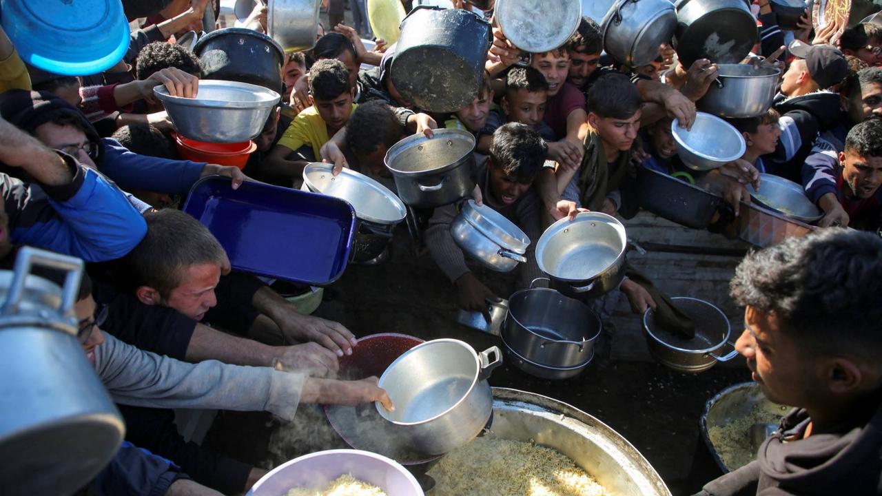 Anak-anak kelaparan Jalur Gaza mengantre makanan