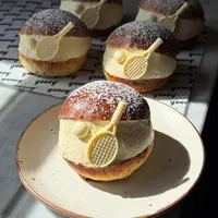 Brand kuliner seperti L’ETO Café, Saddle London, dan Hummingbird Bakery menawarkan dessert stroberi-krim berbentuk bola tenis yang estetik dan Instagrammable. [@gooeyco].