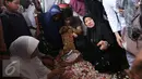 Keluarga dan kerabat menaburkan bunga di atas pusara almarhum ayah Ariel NOAH, Nazmul Irphan bin Muhammad Saleh, Bandung, Selasa (29/3/2016). Almarhum dimakamkan di TPU Nagrog di kawasan Ujung Berung (Liputan6.com/Herman Zakharia)