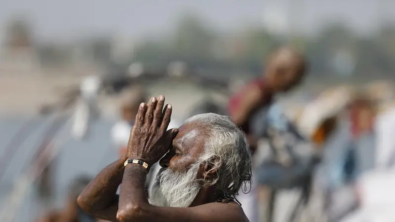 Ritual di pertemuan Sungai Ganga dan Yamuna di Prayagraj, India. Kasus COVID-19 sedang meningkat di negara itu.