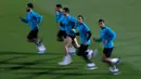 Para pemain Real Madrid melakukan pemanasan saat latihan di Abu Dhabi, Uni Emirat Arab, (14/12). Real Madrid akan bertanding melawan klub Brasil Gremio di pertandingan final Piala Dunia Klub 2017. (AP Photo / Hassan Ammar)