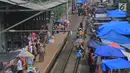 Warga Gunung Putri melakukan aktivitas jual beli di pasar dadakan yang berada di sisi rel KRL Nambo, Citeureup, Bogor (20/4). Meskipun berbahaya para pedagang tetap menjajakan dagangannya di tempat tersebut. (Merdeka.com/Arie Basuki)