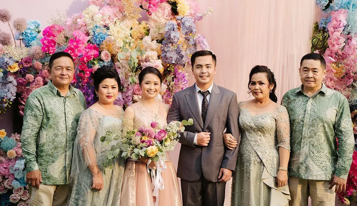 Dalam acara tersebut tampak beberapa selebriti juga menjadi saksi lamaran Gritte Agatha dan Arif Hidayat. Kisah cinta pasangan ini cukup lama. Bahkan, sempat ada perbedaan keyakinan. Tapi sejak tahun 2018 lalu, Arif memeluk keyakinan sama dengan calon istrinya. Dua minggu lagi, keduanya akan resmi menikah. [Instagram/gritteagathaa]