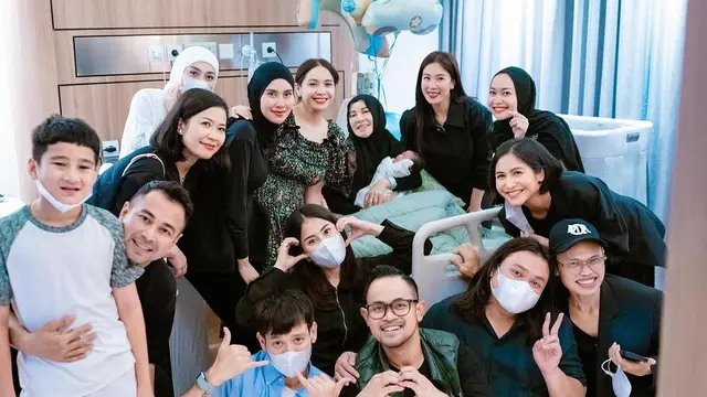 Pesona Anggun Nagita Slavina dengan Floral Dress saat Jenguk Shandy Purnamasari yang Baru Saja Melahirkan Anak Laki-laki