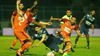 Arema menyerah 1-2 dari Pusamania Borneo FC di Stadion Kanjuruhan, Malang (20/8/2016). Ini adalah kekalahan pertama Esteban Vizcarra dkk. di kandang sendiri. (Bola.com/Iwan Setiawan)